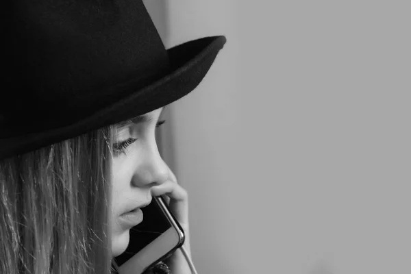 Telefonsamtal. ring av kvinna i hatt som talar på mobiltelefon — Stockfoto