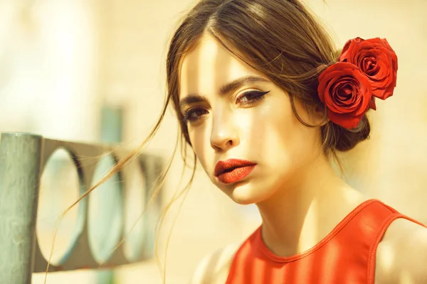 Juventud. mujer con labios rojos y rosas en el pelo — Foto de Stock