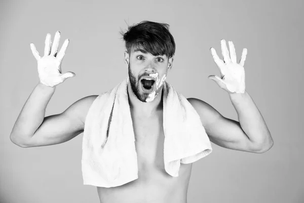 Corte de pelo sin éxito. hombre levantando las manos con crema de afeitar blanca o espuma —  Fotos de Stock