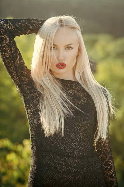 Fotomodell. Kvinna eller flicka med röda läppar och blont långt hår — Stockfoto