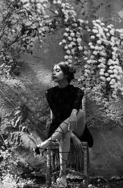 Soledad en la naturaleza. joven bonita mujer en el orangery en vestido negro — Foto de Stock