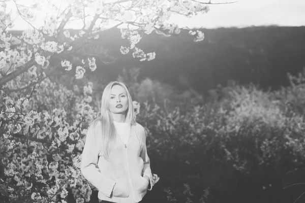 Lente stemming. tuin met Lentebloemen en vrouw — Stockfoto