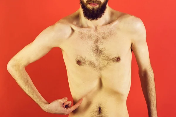 Distrofia. hombre barbudo o hipster con cuerpo delgado, con anorexia — Foto de Stock