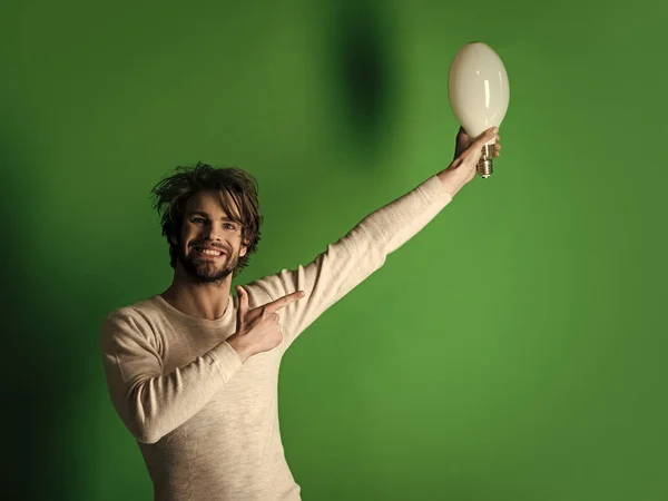 Goed idee. Gelukkig man heeft een idee op groene achtergrond, ochtend. — Stockfoto