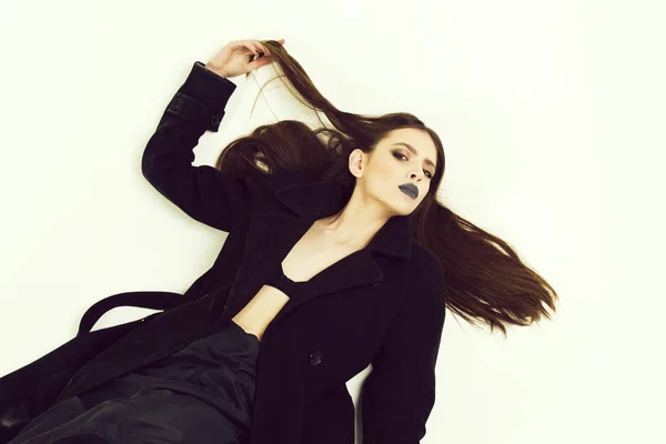 Retrato de moda. chica atractiva con hermoso peinado en abrigo tiene maquillaje negro —  Fotos de Stock