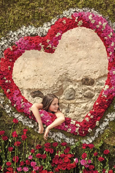 Loucura de flores. Menina no quadro de rosas no fundo do coração — Fotografia de Stock