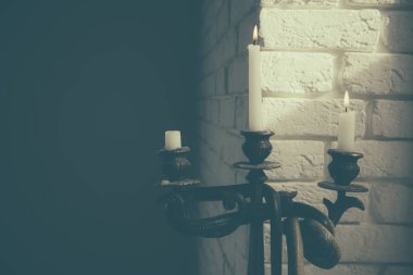 İyi ve kötü. Yanan mumlar ve yılan ile şamdan etrafında sarılı. Mumluk ve yılan ile natürmort. İlahiyat ve şeytan. İç Tasarım Sanat ve dekorasyon