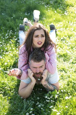 Çift yeşil çimenlerin üzerinde rahatla. Kadın duman sigara ile daisy ağzına üzerinde yalan söylemeyi. Özgür ve rahat hissediyorum. Şu anda yaşayan. Yaz tatili keyfini