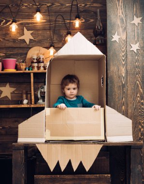 Jet paketi ile evlat. Evde oynayan çocuk. Başarı, lider ve kazanan kavram. kağıt roket küçük çocuk.