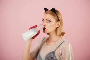 Ekoloji ürün ve heath. ekoloji ürün süt cam şişe ile kadının elinde.