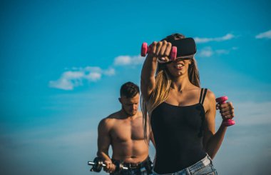 Yeni teknoloji. Sağlıklı yaşam için yeni teknoloji. Yeni teknoloji güçlü güçtür. Kadın mavi gökyüzü üzerinde net görüş için yeni teknoloji kullanın. Çıkmak için uygun