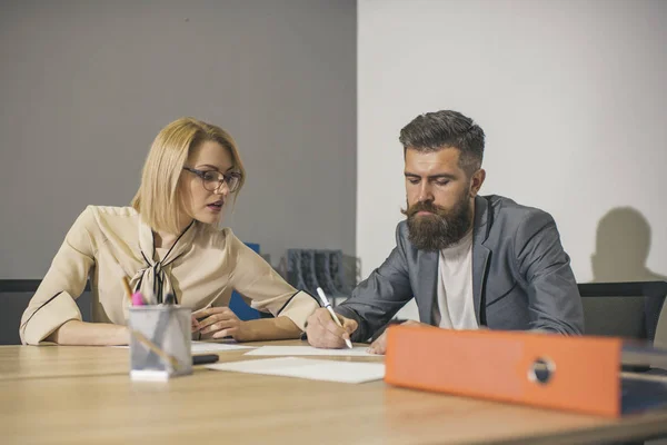 Colegas de negócios trabalhando na mesa no escritório — Fotografia de Stock