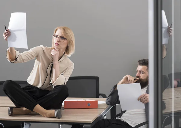 Journée chargée au bureau. Femme d'affaires et homme d'affaires écrivent un plan d'affaires. Concentré sur le travail. Collaboration pour le succès. Femme sensuelle et homme barbu travaillent ensemble au bureau — Photo