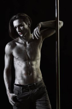 Pilon eğitim sonra rahatlayın. pole dancer adamın gümüş gövde ile zaman sakin ol.