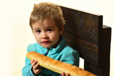 Taze ekmek. Küçük çocuk tutun Fransız baget. Taze yemek en iyisidir. Taze ekmek yapım ürünleri