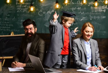 mutlu çocuk öğreniyor. E-öğrenme kavramı modern dizüstü bilgisayarını holding öğrenci ile. Öğretmen o öğrettiği için aşk olması gerekir