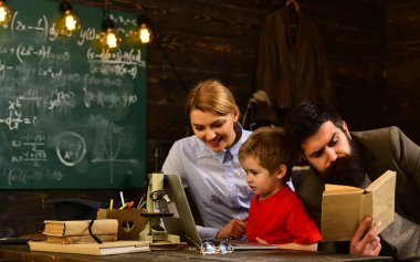 Öğretmen büyük olmak Öğretmenler sınıfta, masada oturuyor ya da ana öğretmenler yardım ihtiyaçları, eğitim ve okul kavram öğrenme insanlar isteyin