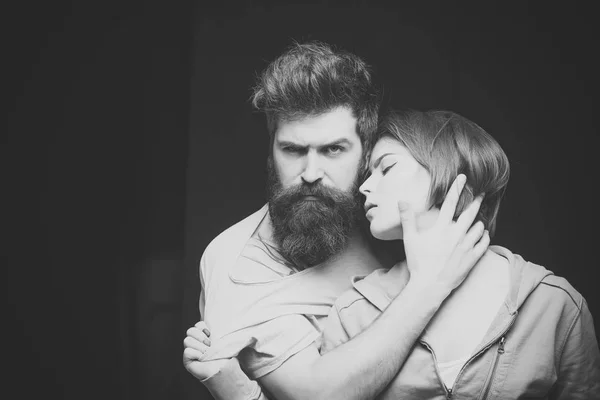 Luxúria. Tiro de moda de par após corte de cabelo. Conceito de penteado. Homem com barba elegante e bigode e menina com corte de cabelo fresco, novo penteado — Fotografia de Stock