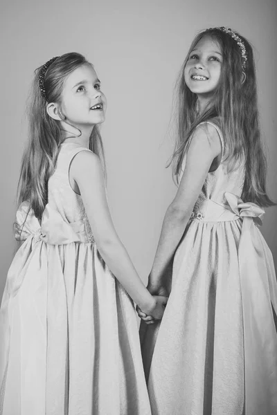 Modelo infantil. hermosas hijas jugando en casa en vestido, todo el mundo es feliz . —  Fotos de Stock