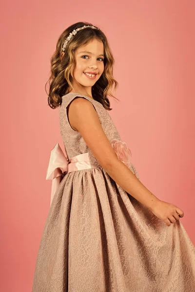 子供のモデル。ファッションの女の子の肖像画。ドレス。ピンク. — ストック写真
