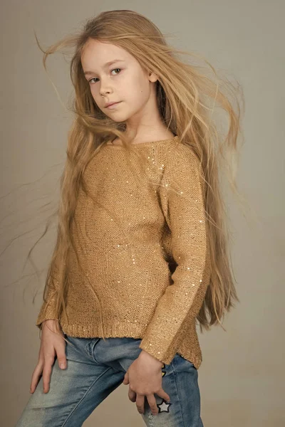 Barnkläder. Vackra lilla tjej, mode och skönhet koncept. — Stockfoto