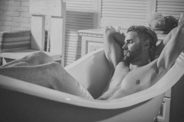 adam bir banyo dinleniyor. Çıplak seksi adam