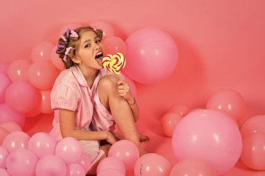 Genç şeker ile. Parti balonları, çocukta curlers, pijama moda.