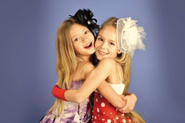 Çocuklar hayran. Moda ve güzellik küçük prenses. moda stil ve retro çocuklar