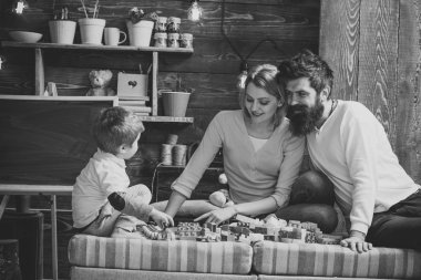 Ebeveyn dikkat. Baba, anne ve sevimli oğlu Oluşturucu tuğla ile oynamak. Şefkatli anne kavramı. Aile meşgul yüz üzerinde zaman harcamak birlikte odasında. Anne ile Çocuk oyun ile plastik blokları