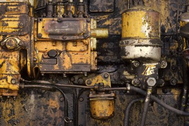 Traktör motoru. Makine grunge metal arka plan üzerinde petrol toprakla