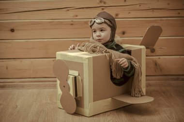 Çocuk havacı. bir karton kutunun içinde uçan çocuk pilot