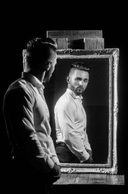 zarif adam. seksi atlet cesedin yanında vintage ayna ile kas maço adam