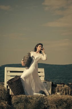 Şarap tadımı. Mavi gökyüzü üzerinde poz beyaz elbiseli kız