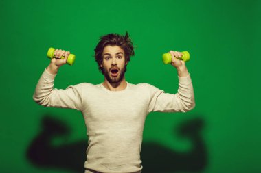 sabah egzersiz. sabah egzersiz, barbell ile şaşırmış adam saç uncombed