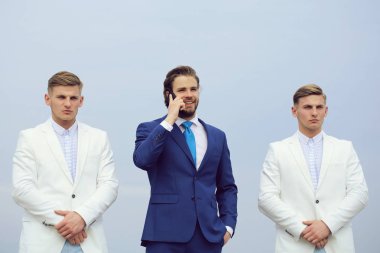 İş diyalog. mavi gökyüzü arka plan, iş adamları telefonda konuşan patron