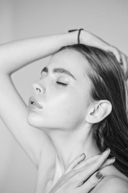 Temiz cilt. Kız çok güzel yüzü kapalı gözler ile