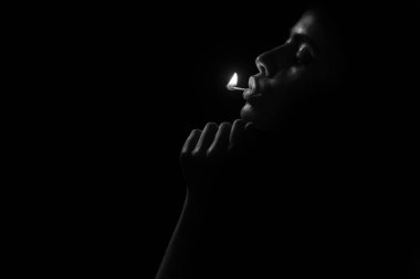 Kadın sorunları. kız ya da kadın ile maç içinde karanlık, kopya alanı siyah arka plan üzerine ateş