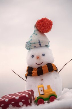 Şenlikli ruh hali. Oyuncak tren ve kırmızı kutusu mevcut