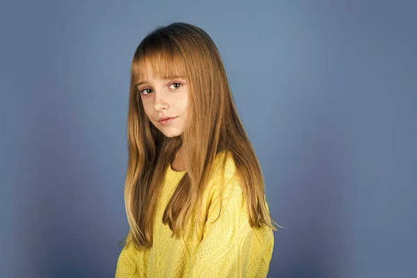 Kinderen kleding. Fashion model en beauty look. Schoonheid of kind mode met cosmetica en gezond haar. Stijlvolle meisje met mooi gezicht. Kapsalon, huidverzorging, casual stijl, denim. — Stockfoto