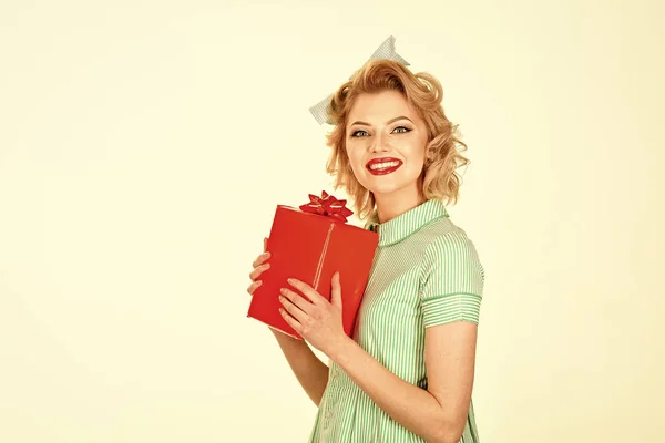 Regalo a las mujeres. Mujer feliz en pin-up vestido de estilo celebración de caja de regalo —  Fotos de Stock