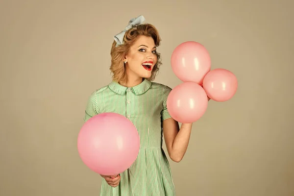 Woman with balloons. Young woman wearing green old-fashion clothes in pinup style — Stock Photo, Image