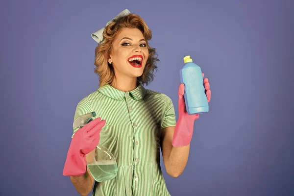 Chemia do domu. Gosposia w mundurze z czystym spray, mydło — Zdjęcie stockowe