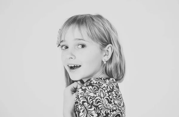 Enfant modèle. enfance et bonheur. enfance de la petite fille . — Photo