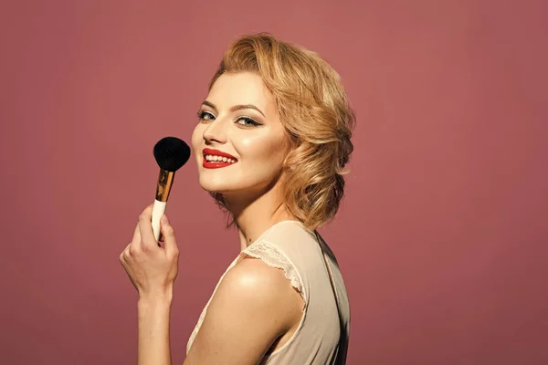 Retro make-up. Schattig pin-up girl blusher toe te passen — Stockfoto