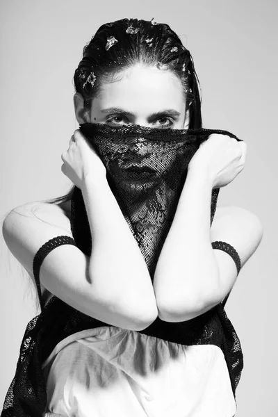 Soledad. el velo de encaje el color negro en las manos de la mujer de moda — Foto de Stock