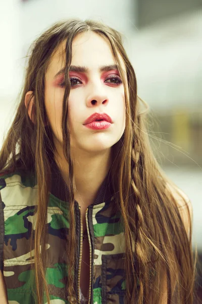 Militärstil. lange Haare von Mädchen mit Make-up in militärischer Tarnweste — Stockfoto