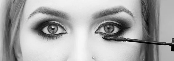 Toepassing van mascara. Meisje met oog make-up — Stockfoto