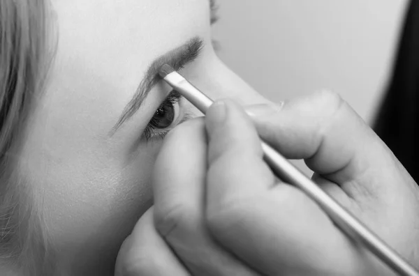 Corrección de cejas. Contorno de cejas en la cara de la mujer con cepillo marrón — Foto de Stock