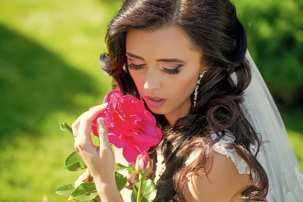 Ternura feminina. Menina com maquiagem elegante no brinco . — Fotografia de Stock