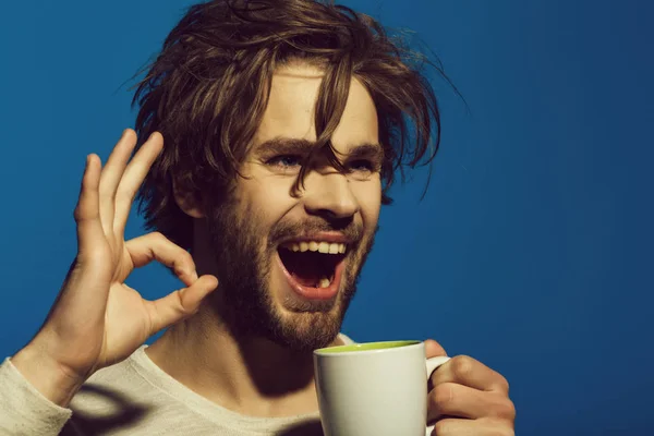 Miglior caffè. ok gesto di uomo felice con una tazza di tè — Foto Stock